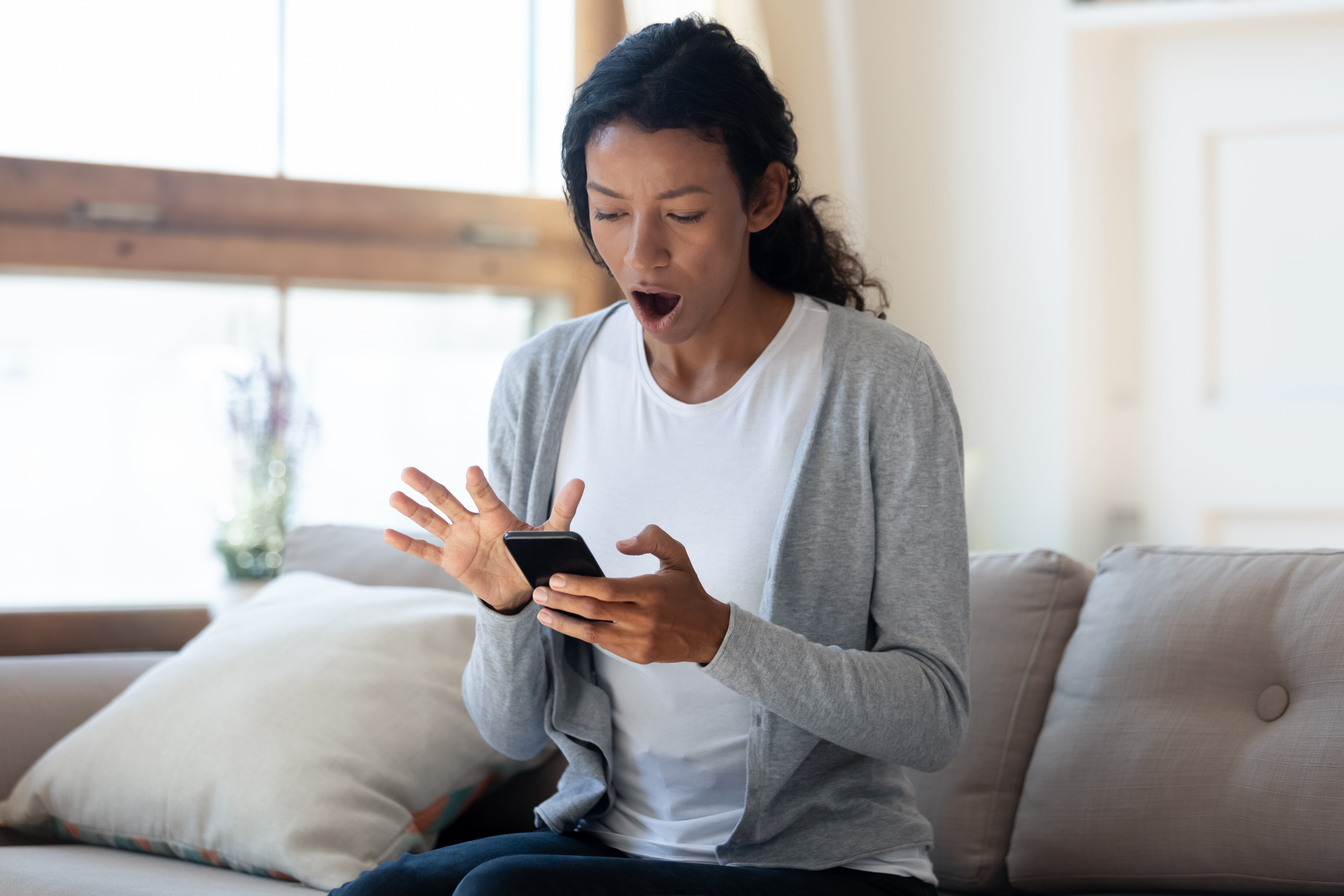 Uno de los mayores riesgos de dejar activadas algunas funciones todo el día es la vulnerabilidad a ataques cibernéticos.