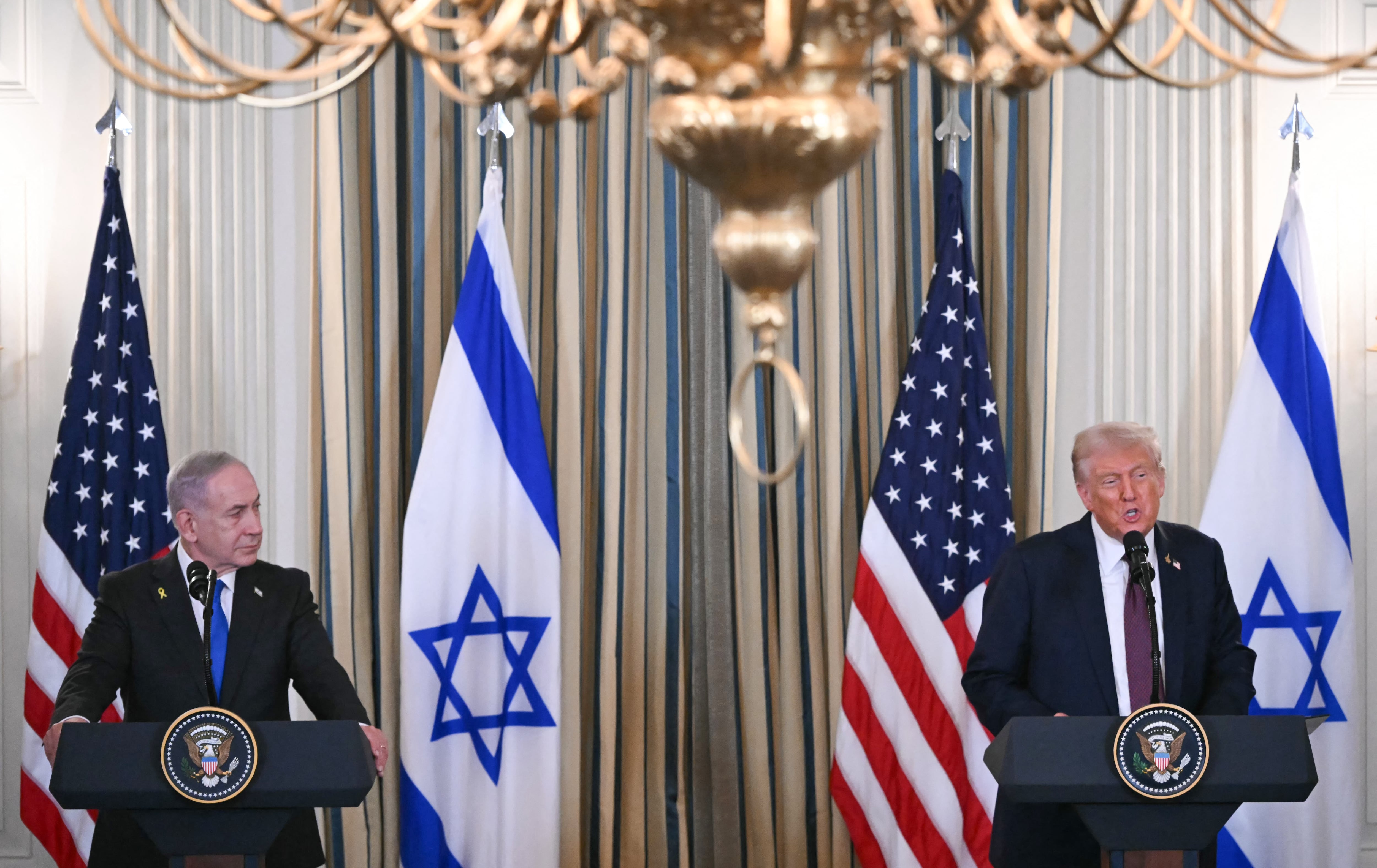 Donald Trump se reúne con Benjamin Netanyahu para definir futuro de la guerra en Gaza. (Photo by ANDREW CABALLERO-REYNOLDS / AFP)