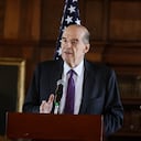 BOGOTÁ, COLOMBIA - 09 DE DICIEMBRE: El Ministro de Relaciones Exteriores de Colombia, Álvaro Leyva, y el Secretario de Seguridad Nacional de los Estados Unidos, Alejandro Mayorkas, durante una conferencia de prensa después de reunirse en Bogotá el 9 de diciembre de 2022. Alejandro Mayorkas dialogó con el presidente de Colombia Gustavo Petro y con algunos líderes de opinión locales para conocer sus puntos de vista sobre los desafíos de este problema, especialmente el tratamiento de los flujos migratorios irregulares a través del Tapón del Darién. El objetivo del intercambio será realizar un mayor intercambio de información y "la promoción de vías regulares y legales para la migración". (Foto de Juancho Torres/Agencia Anadolu vía Getty Images)