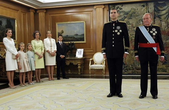 El Rey de España Juan Carlos, a la derecha, se encuentra durante una ceremonia en la que él entregue su faja jefe militar a su hijo de España recién coronado rey Felipe  VI . (AP)