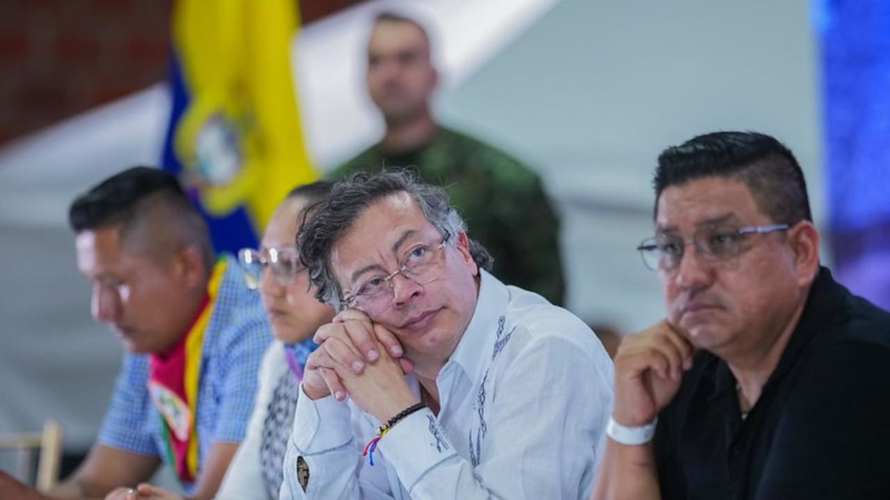El presidente Gustavo Petro por un fallo de la Corte Suprema de Justicia agitó su bandera de la constituyente.