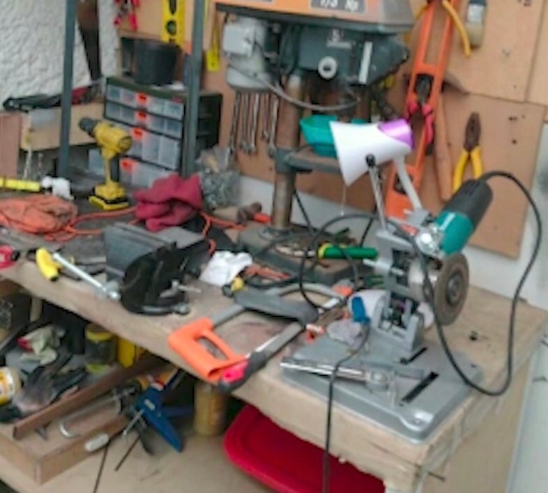 En el inmueble que tenía como fachada un establecimiento comercial de arreglo florales; sin embargo, se encontró el taller para el ensamblaje de las armas y algunas piezas para fusil.