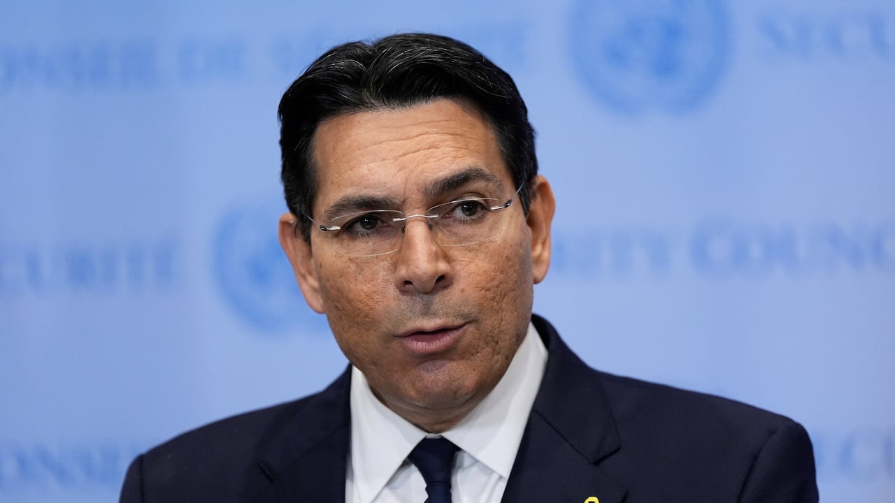 El embajador de Israel ante las Naciones Unidas, Danny Danon, habla en una conferencia de prensa durante el 79º período de sesiones de la Asamblea General de las Naciones Unidas.