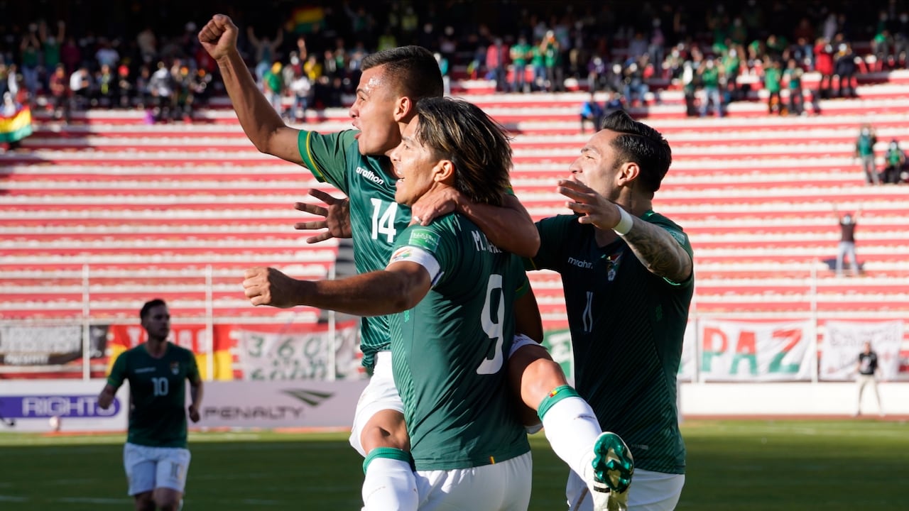 El boliviano Moises Villaroel celebrando el segundo gol de Bolivia ante Paraguay