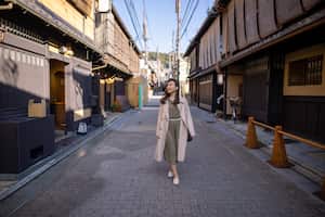 Mujer caminando por las calles privadas en Gion, Japón (Kioto)