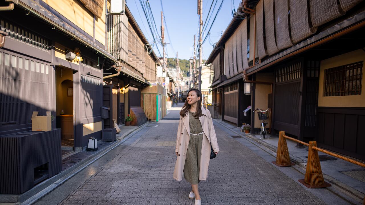 Mujer caminando por las calles privadas en Gion, Japón (Kioto)