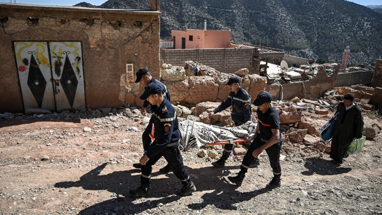 Rescatistas trabajan en zonas destruidas tras el sismo de 6.8 de magnitud que ha matado a más de 2,100 personas.