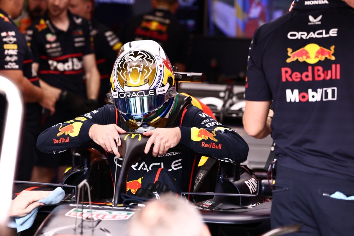 El piloto holandés de Red Bull Racing, Max Verstappen, sale de su coche durante la sesión de clasificación del Gran Premio de Fórmula Uno de Sao Paulo.