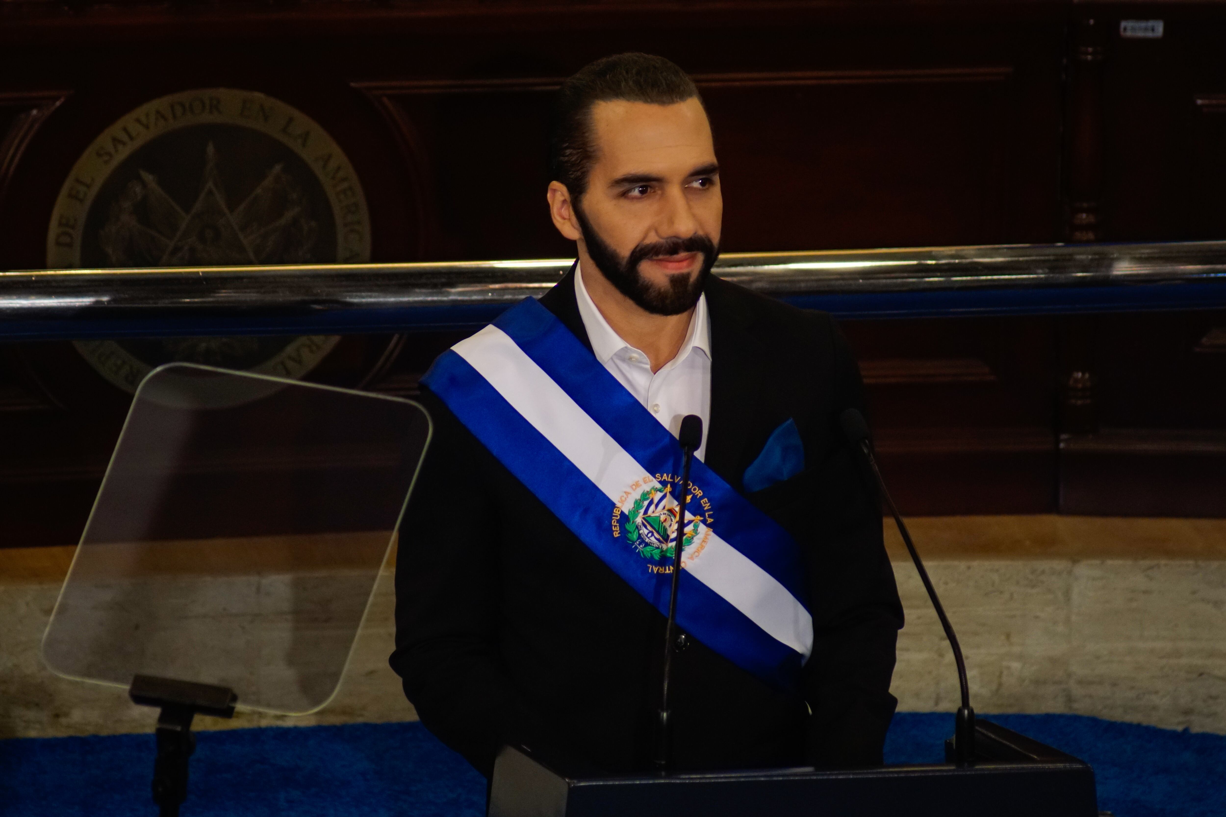 Según las más recientes encuestas, el 70,8% de la población aprueba el gobierno de Bukele, el 72,6% cree que la imagen del presidente ha mejorado, el 97,7% piensa que la violencia ha disminuido y el 81,8% que el régimen de excepción ha ayudado mucho a controlar los índices de delincuencia.