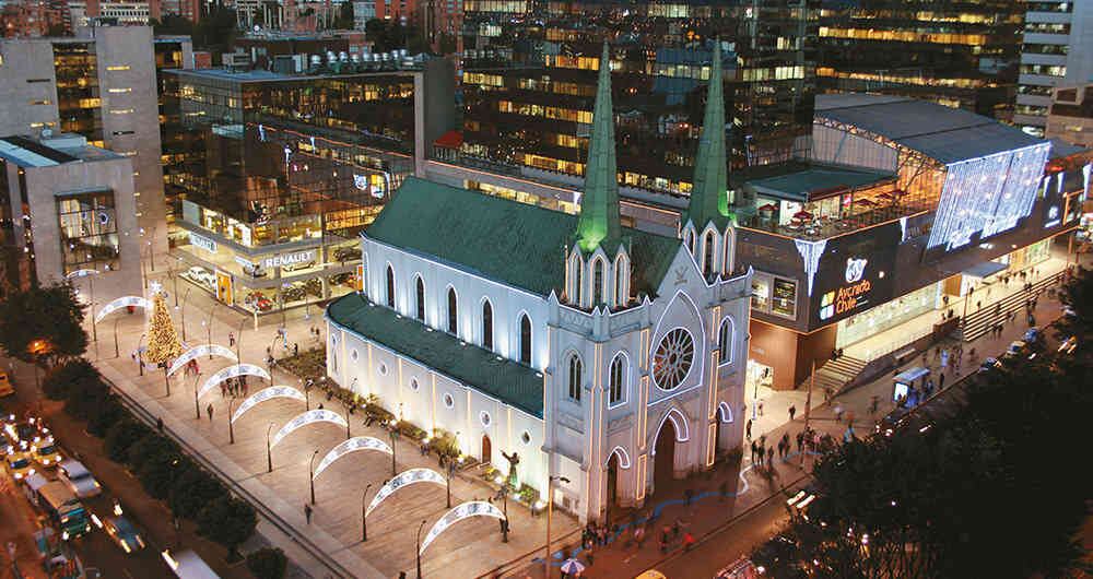 El centro comercial Avenida Chile limita sobre la carrera 11 con la iglesia de La Porciúncula