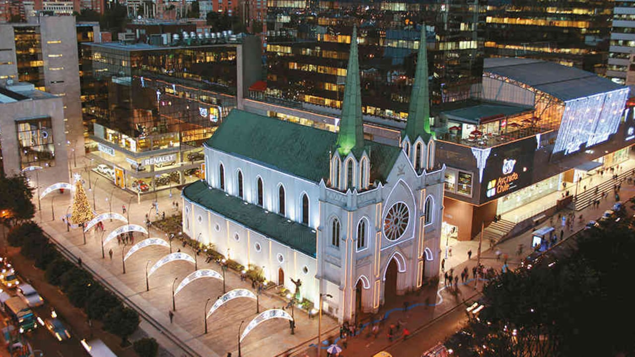 El centro comercial Avenida Chile limita sobre la carrera 11 con la iglesia de La Porciúncula