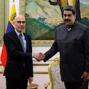 Volker Türk (izq.), Alto Comisionado de las Naciones Unidas para los Derechos Humanos, y Nicolás Maduro, Presidente de Venezuela, se dan la mano durante su reunión. Türk reforzó el papel de las organizaciones no gubernamentales en la crisis sudamericana durante una visita a Venezuela.