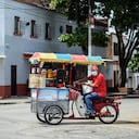 Vendedor ambulante en las calles de Cali, Colombia. (Foto por: Nano Calvo/VW PICS/Universal Images Group vía Getty Images)