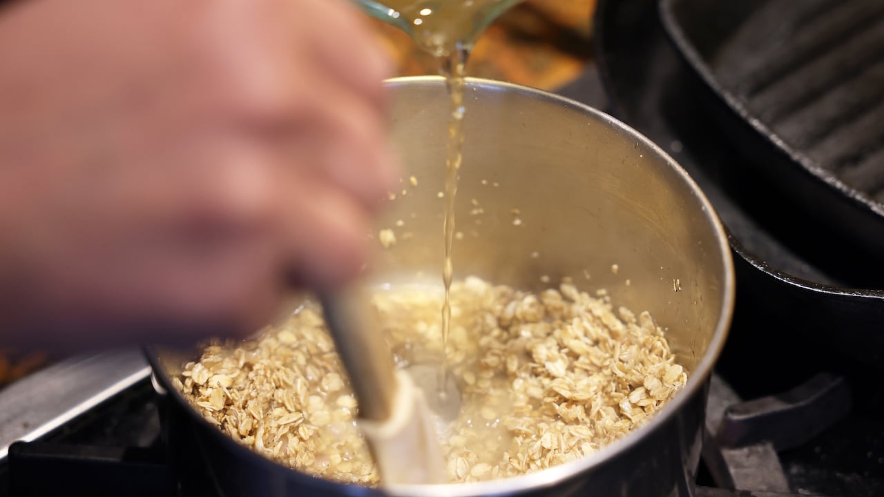 La OMS recomienda consumir entre 26 y 30 gramos de avena al día.