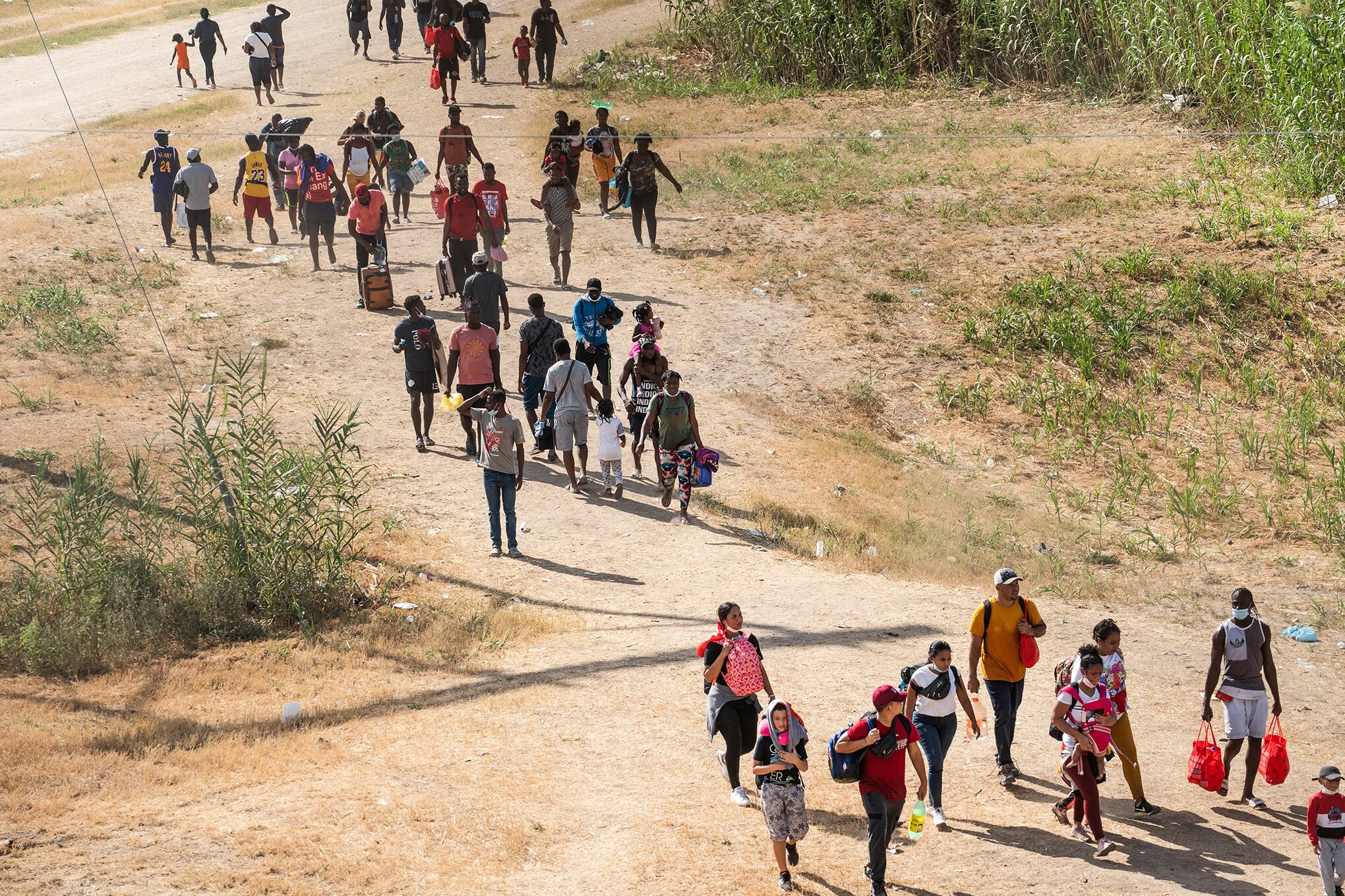 Hambrientos en la abrumada ciudad de Texas, los migrantes regresan a México en busca de comida