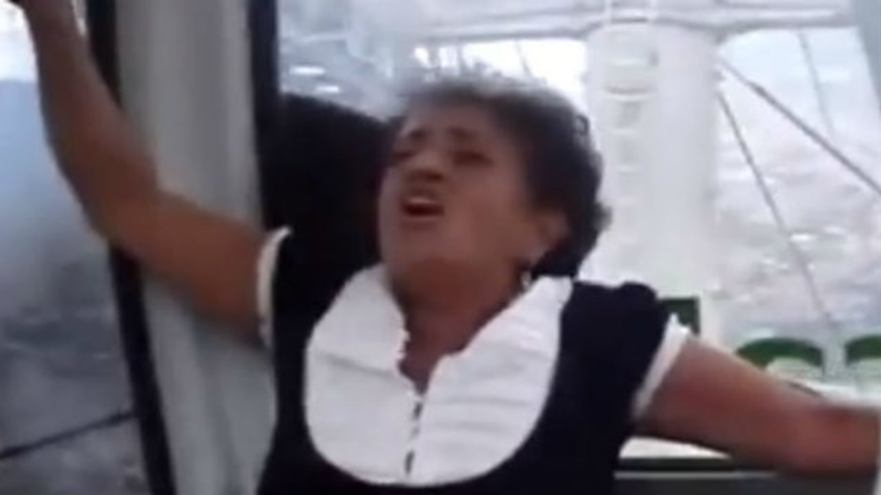 La grabación es del 2011. Allí se ve cómo doña Gloria está aterrada por montar en el Metrocable de Medellín.