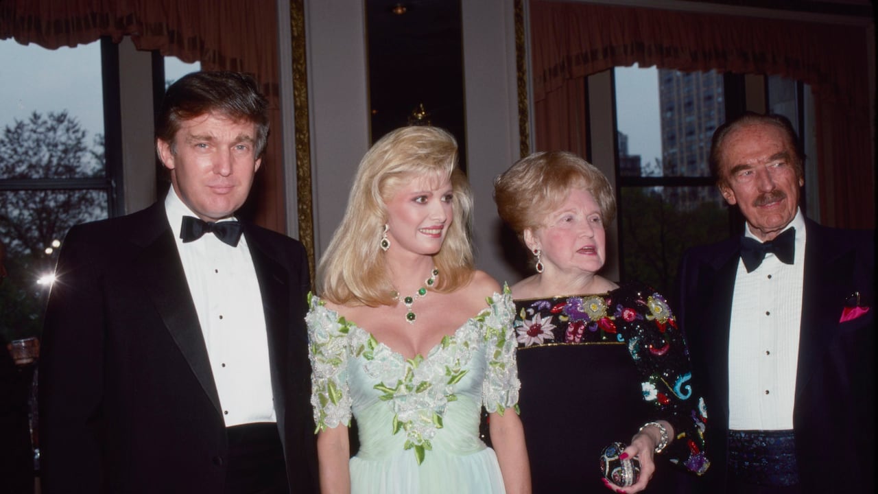 El expresidente Donald Trump, conocido por su discurso nacionalista y su política antiinmigrante, mantiene un linaje que contrasta con su imagen pública: es hijo y nieto de inmigrantes europeos.