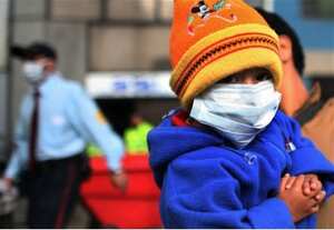 Un niño se protege con un tapabocas en un hospital del sur de Bogotá. Ayer se registró la primera muerta por el virus en Colombia.