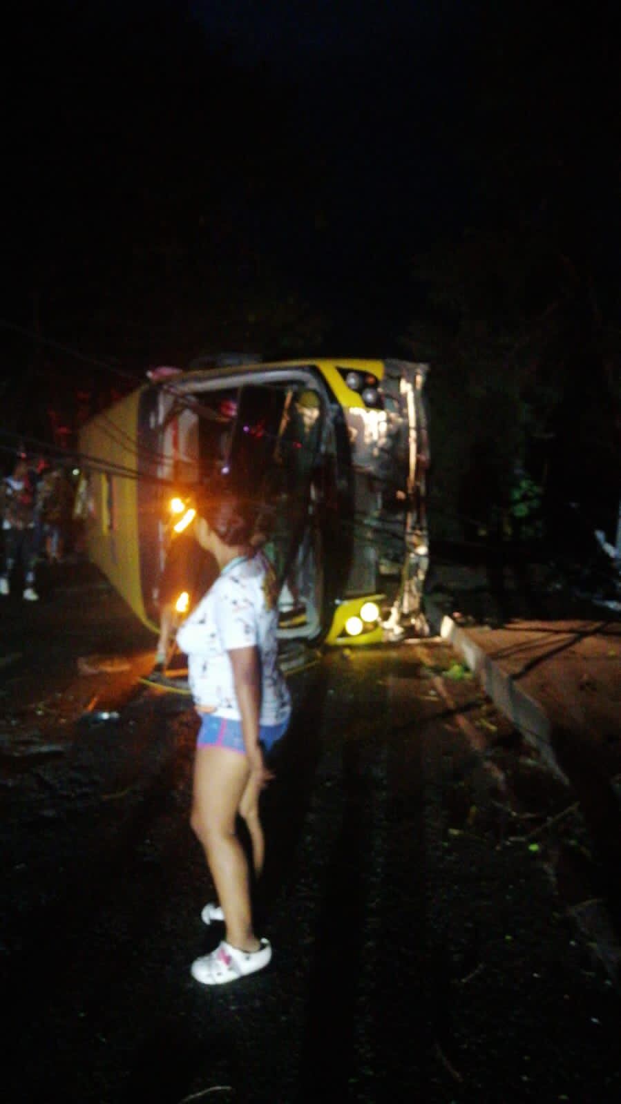 La tractomula arrastró pro varios metros al Megabús que iba con pasajeros a bordo.