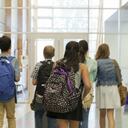 Los niños en edad escolar, y principalmente los que tienen entre 6 y 7 años, no deberían cargar maletas con más de dos kilos.