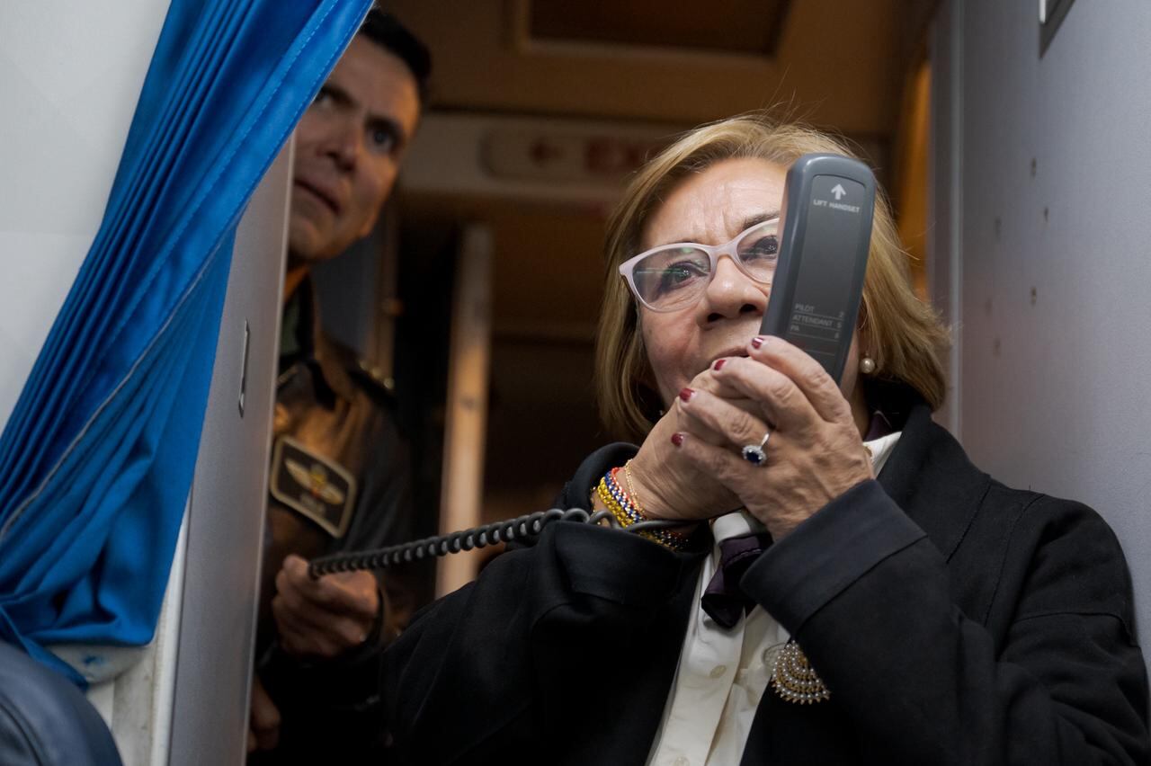 Canciller Rosa Villavicencio recibió a un grupo de colombianos que llegaron al país provenientes de EE.UU.