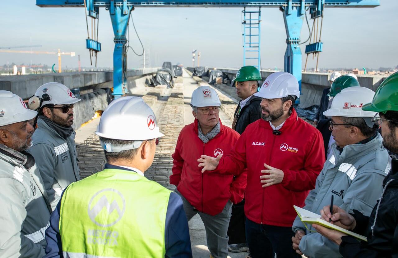 Alcalde Carlos Fernando Galán, en compañía del gerente de la Empresa Metro, Leónidas Narváez, visitando las obras de la primera línea del Metro de Bogotá