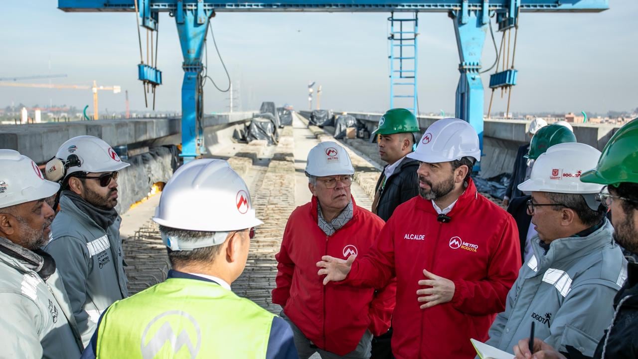 Alcalde Carlos Fernando Galán, en compañía del gerente de la Empresa Metro, Leónidas Narváez, visitando las obras de la primera línea del Metro de Bogotá