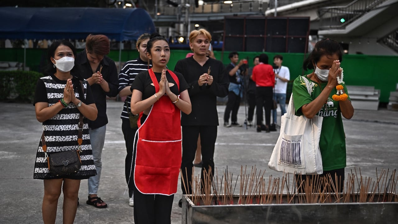 Una enorme estatua negra de una figura alada demacrada con colmillos dorados y garras escarlatas brillan en una concurrida calle de Bangkok, su repentina aparición activa la alarma y pide su eliminación.
Lillian SUWANRUMPHA / AFP