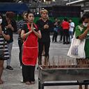 Los adoradores se reúnen alrededor de una estatua gigante de la deidad Kru Kai Kaew, considerada por algunos como un "dios de la riqueza" pero por otros como ajena al budismo, en Bangkok el 18 de agosto de 2023.