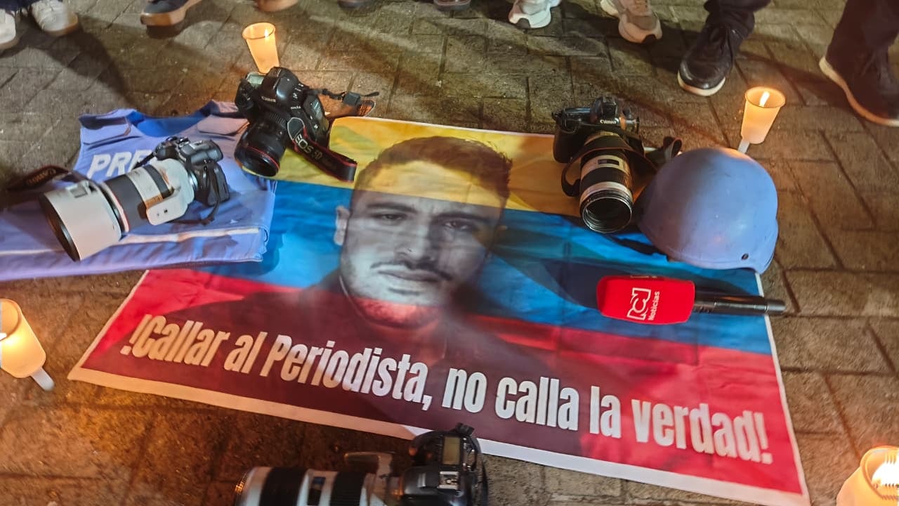 Reporteros gráficos, camarógrafos y periodistas de la ciudad de Cali pertenecientes al Círculo de Reporteros Gráficos del Valle del Cauca, Ciregráficos levantaron su voz durante un plantón en el Boulevard del río por el asesinato del periodista Mateo Pérez Rueda en Briceño Antioquía.