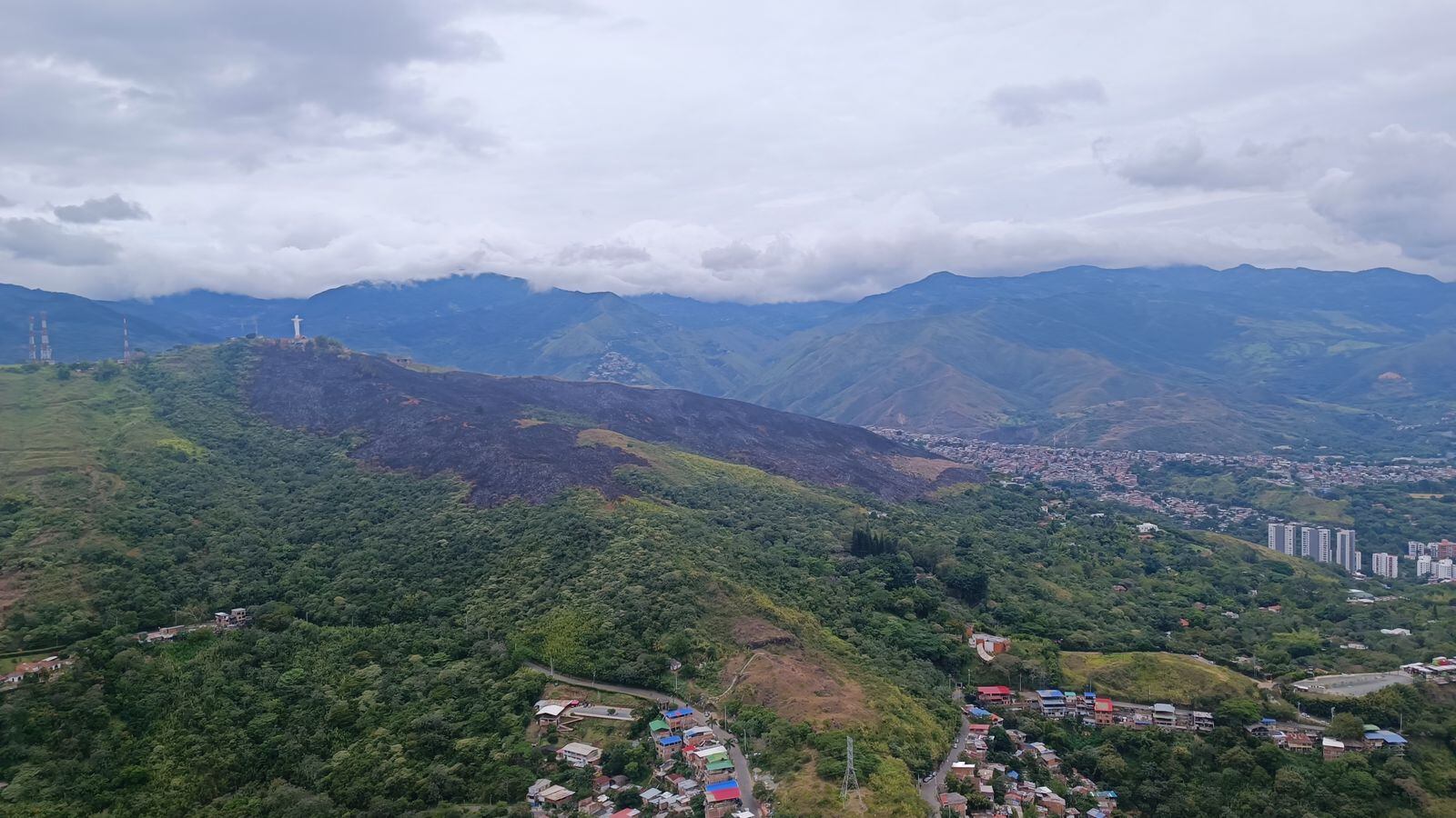 El incendio acabó con aproximadamente 40 hectáreas en el Cerro de Cristo Rey.