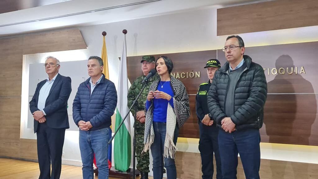 Ministra de Medio Ambiente, Susana Muhamad en compañía de los demás ministros.