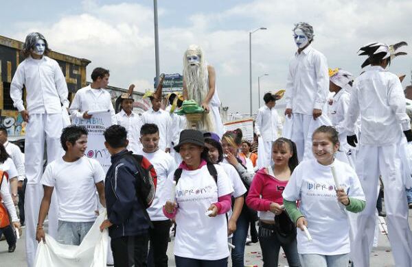 Diferentes corporaciones asistieron con artistas y teatreros a la marcha por la paz. Fotografía: Guillermo Torres / SEMANA.