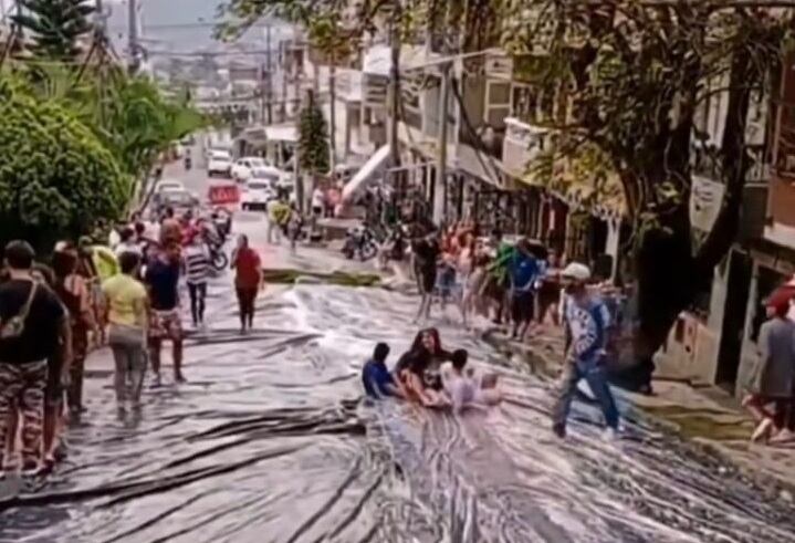 Sus vecinos decidieron aprovechar una de las faldas para cubrirla con un enorme plástico para después aplicarle agua y jabón