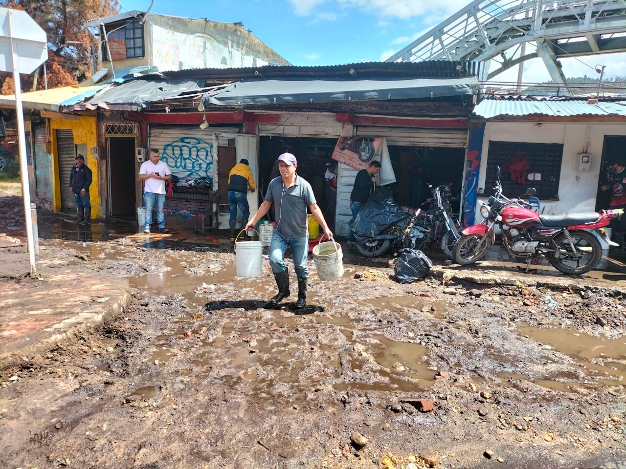 Damnificados de la tragedia en La Calera tratan de recuperar sus negocios, luego de la creciente de las quebradas.
