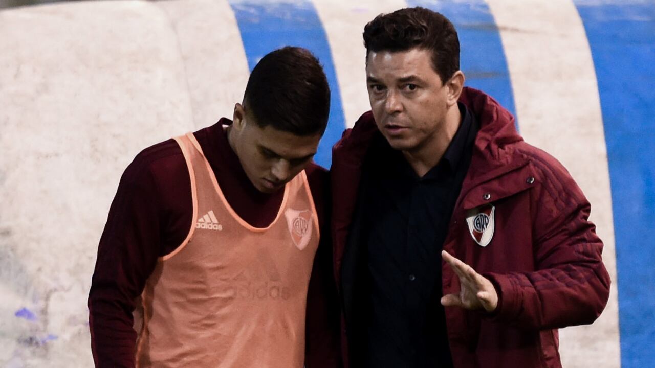 Diálogo entre Juan Fernando Quintero y Marcelo Gallardo en un partido de liga argentina.
