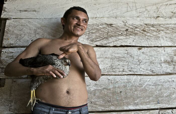 CÉSAR: En la noche del 15 de abril del 2004, hombres armados y vestidos con uniformes camuflados y pasamontañas incursionaron en la finca en la que César Camilo Mosquera, de 20 años de edad, vivía con su abuelo en el municipio de Zapayán, Magdalena. En ese  momento, César se encontraba acompañado de su hija de 3 años.  “A ustedes se les advirtió”, fue todo lo que dijeron los asesinos antes de proceder a quemar el rancho. En medio de una lluvia de insultos procedieron a torturar a César. Le cortaron cuatro dedos de su mano izquierda con unas pinzas y luego recibió 17 machetazos. A la niña se la llevaron y la abandonaron en una casa vecina unas horas más tarde. Semejante acto de barbarie tenía por objeto hacer desistir a su abuelo de recuperar una tierra que le pertenecía a su familia. En 2007, y luego de seis operaciones, César regresó a la finca. En la madrugada del 16 de agosto de aquel año el Ejército irrumpió en ella y lo detuvo acusándolo de pertenecer a las FARC. Estuvo privado de su libertad durante dos años, que casi no le alcanzan para probar su inocencia. Hoy, con 29, sin tierra, el abuelo en un ancianato y sus manos inutilizadas, César Camilo se las arregla para seguir adelante. Cambió las labores del campo por la venta de 'chance' y despacha licor en una cantina. Sus hijas de 12 años y 6 meses de edad, junto con la esperanza de recuperar lo que le pertenece son los motores de su vida.