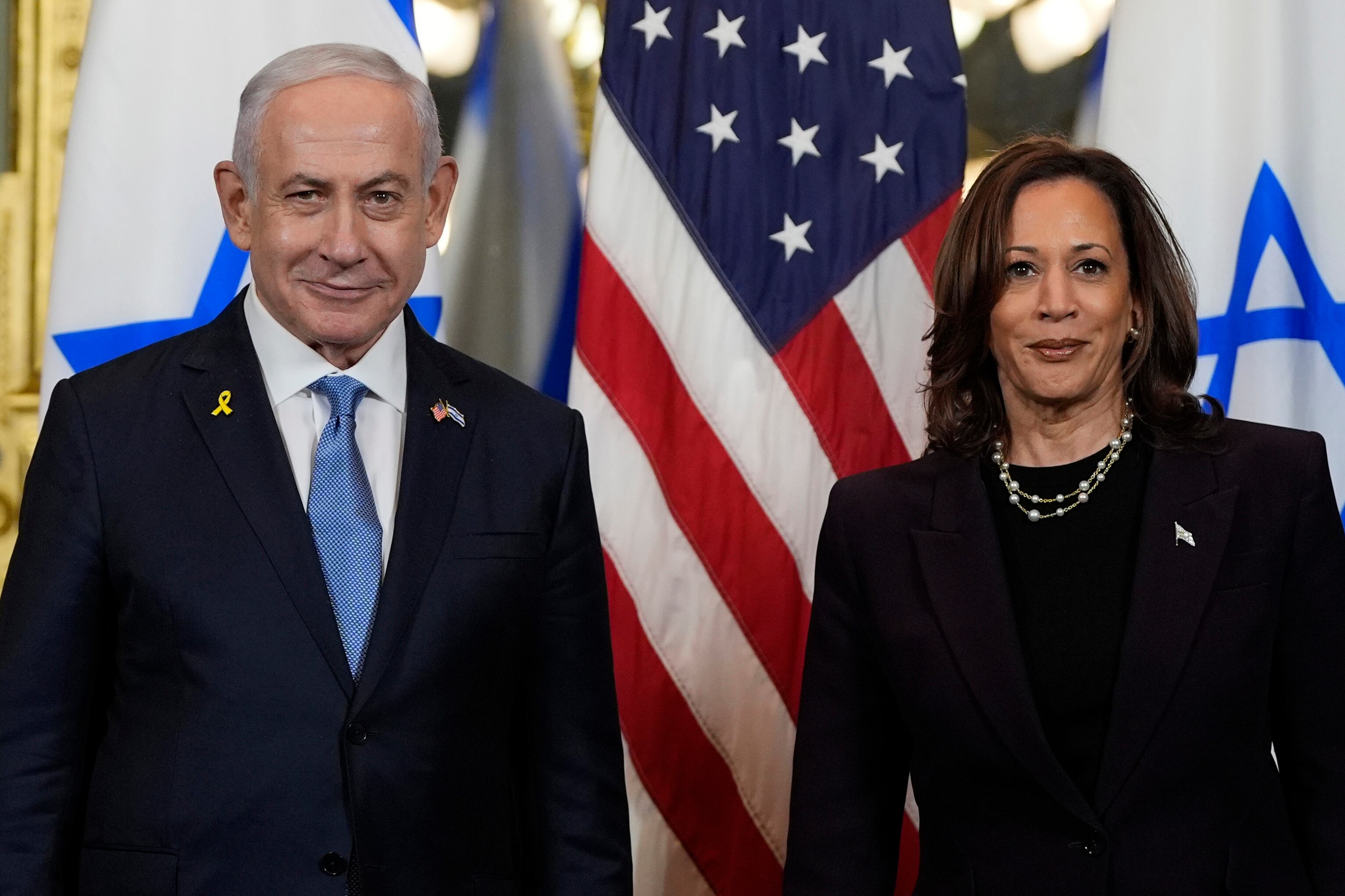La vicepresidenta Kamala Harris, a la derecha, posa para una fotografía con el primer ministro israelí, Benjamin Netanyahu, antes de una reunión en el edificio de la Oficina Ejecutiva Eisenhower en el complejo de la Casa Blanca en Washington, el jueves 25 de julio de 2024. (Foto AP/Julia Nikhinson)