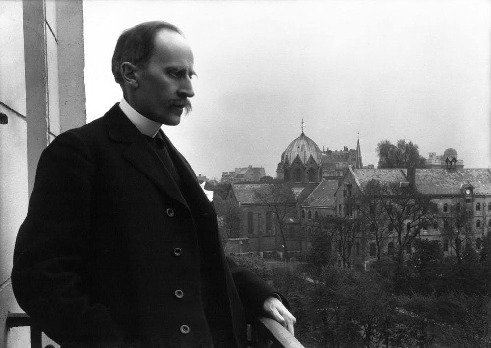 Romain Rolland en el balcón de su residencia, en el Boulevard Montparnasse de París, en 1914. Wikimedia Commons