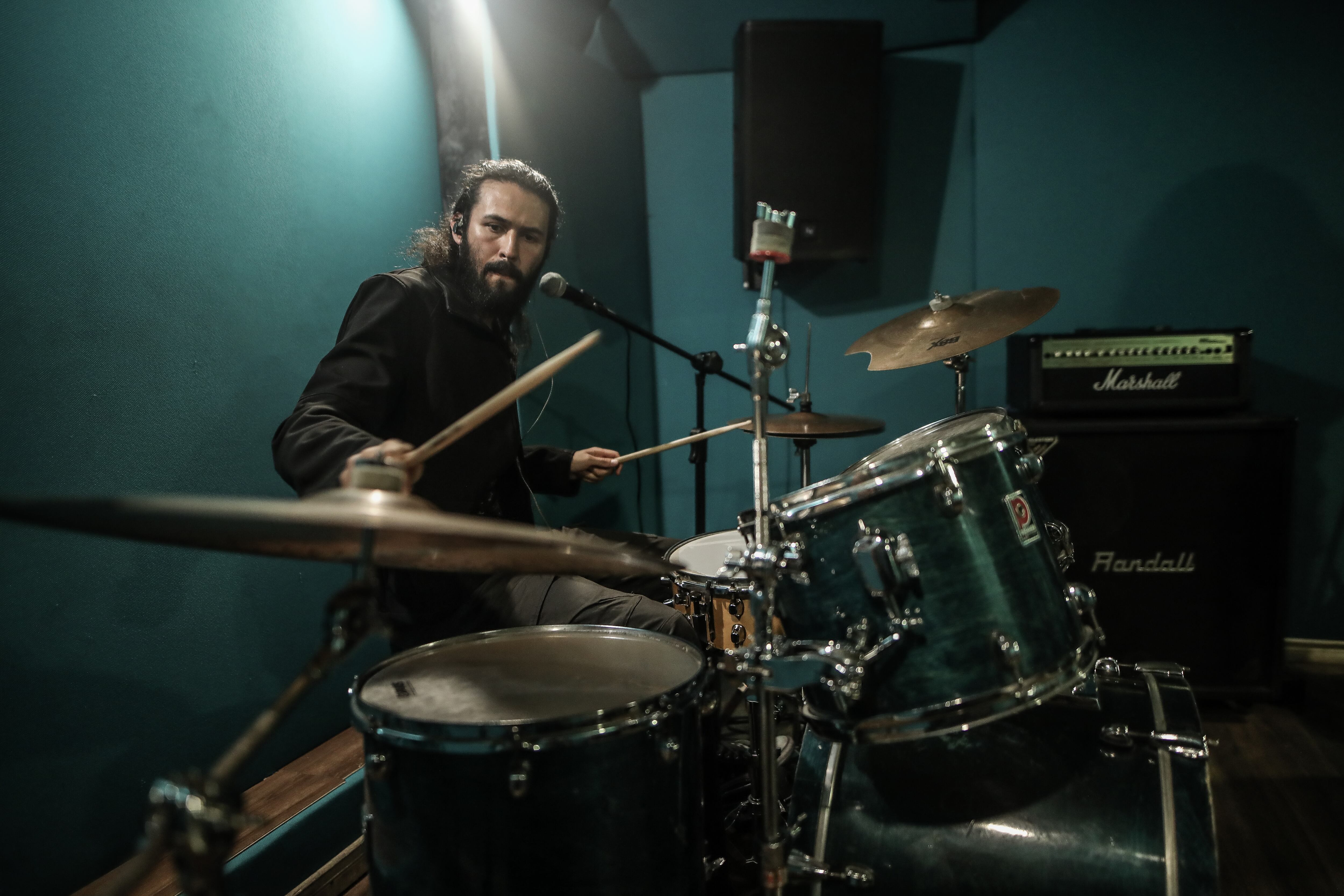 Postales de un ensayo de BUHA 2030, un día de marzo, mientras preparan su concierto en el Festival Estéreo Picnic...