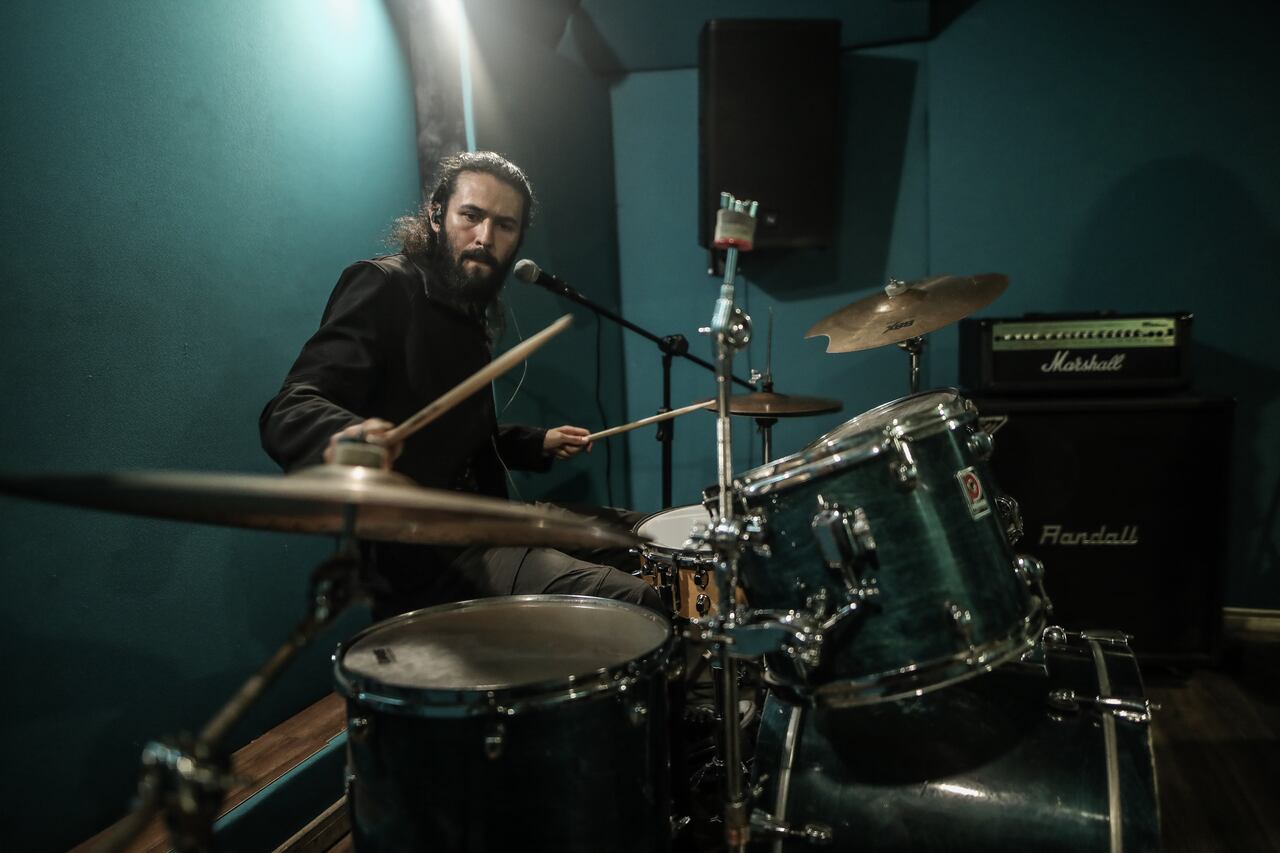 Postales de un ensayo de BUHA 2030, un día de marzo, mientras preparan su concierto en el Festival Estéreo Picnic...