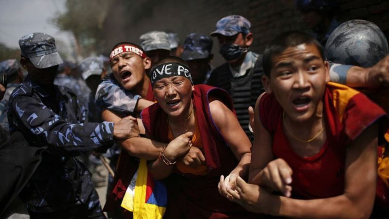 China se refiere a la incursión militar como una "liberación pacífica", pero los tibetanos exiliados la recuerdan como una invasión.