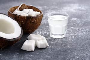 También conocida como agua de coco verde.