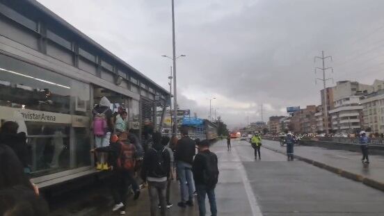 Siniestro en la avenida NQS con calle 63 genera tráfico lento. Algunos ciudadanos salieron del sistema TransMilenio.