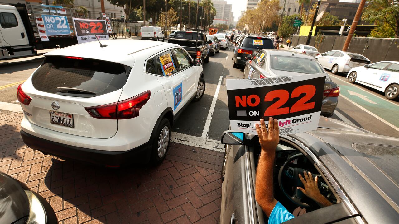 LOS ANGELES, CA - Archivo: el conductor de viajes compartidos Jorge Vargas levanta su No al 22 firmar en apoyo ya que los trabajadores de conciertos basados en aplicaciones realizaron una demostración de conducción con 60-70 vehículos bloqueando Spring Street frente al Ayuntamiento de Los Ángeles. (Al Seib / Los Angeles Times) Getty Images