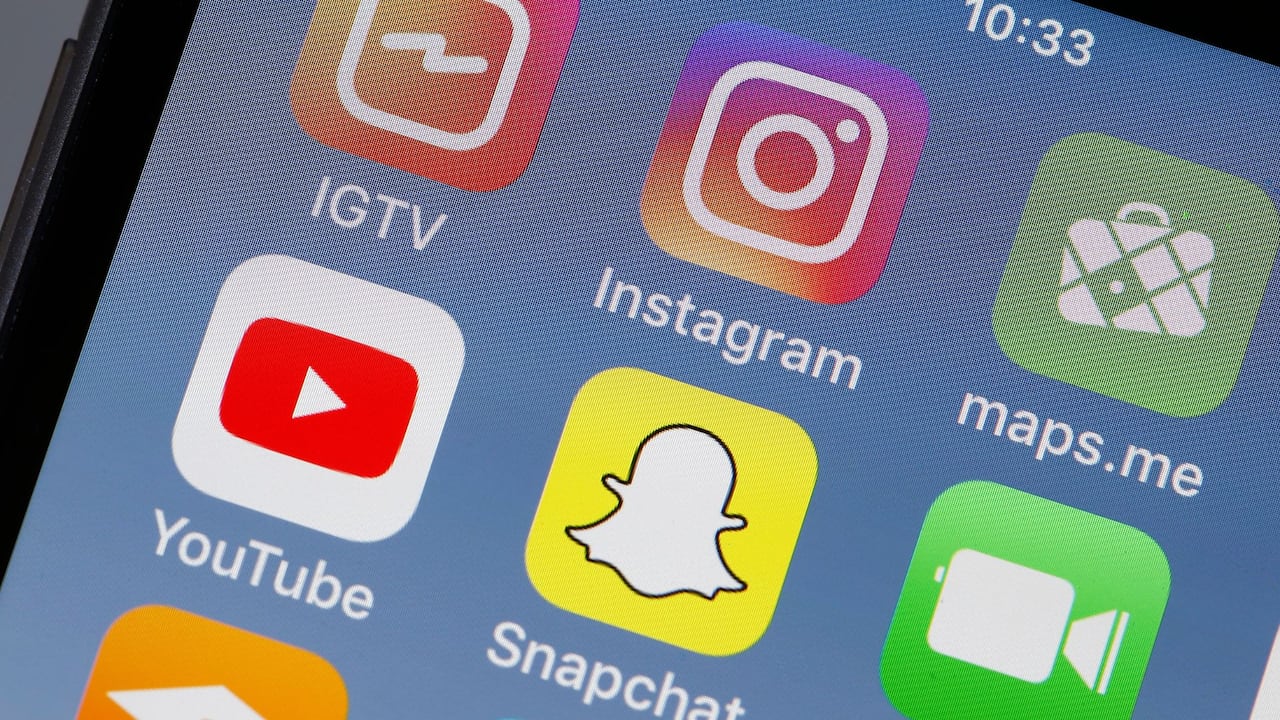 Imagen de referencia con las aplicaciones YouTube e Instagram en el celular.