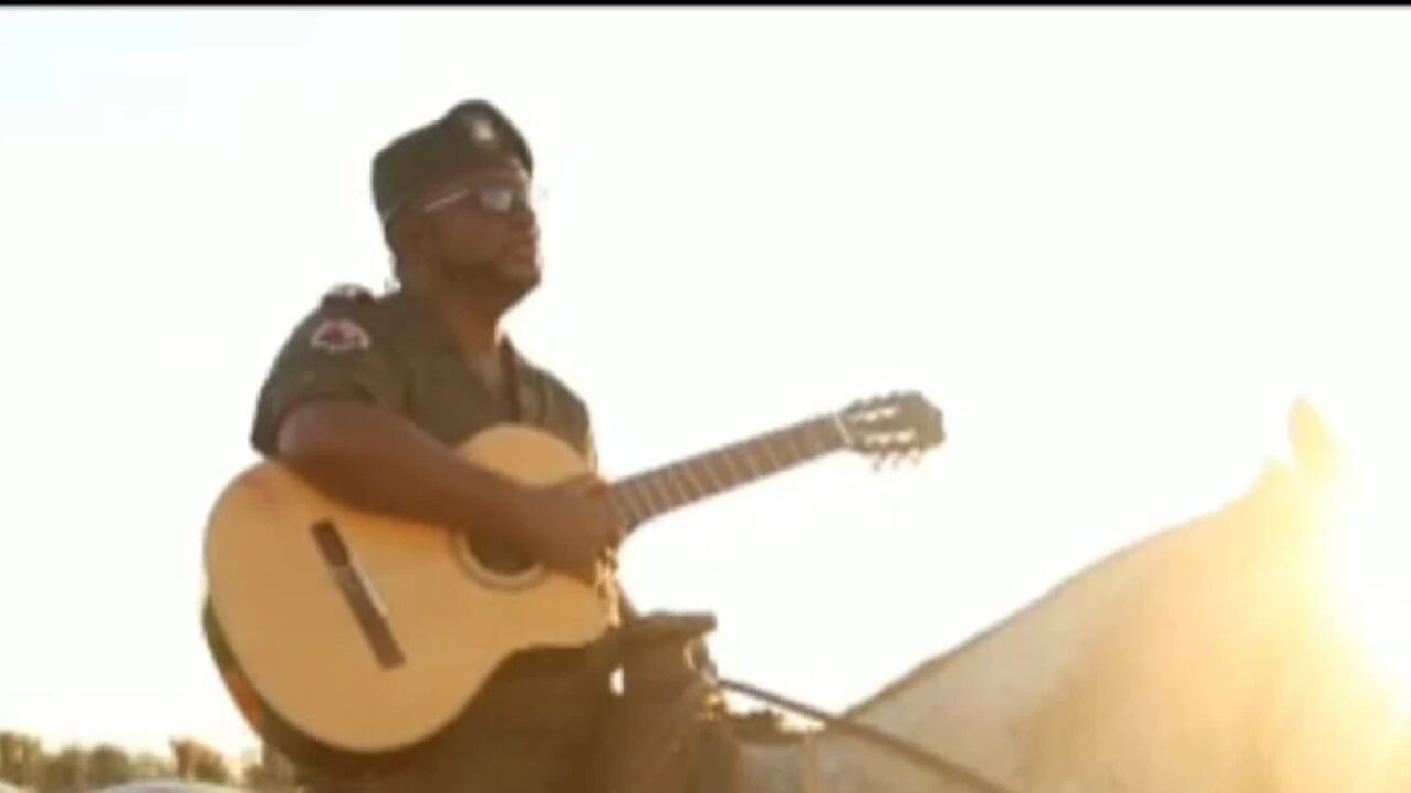Alias ‘Fabián Martínez’ interpretando 'Mensaje de paz'