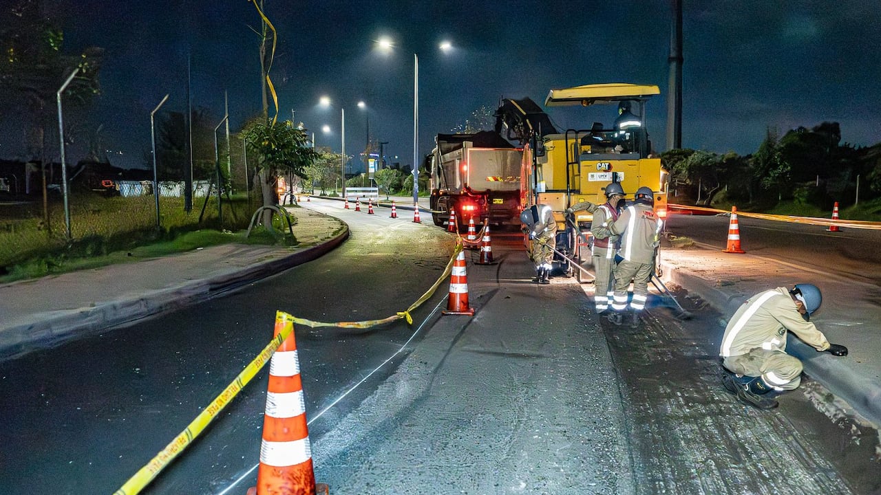 En las noches se trabaja por la renovación vial en importante corredor.