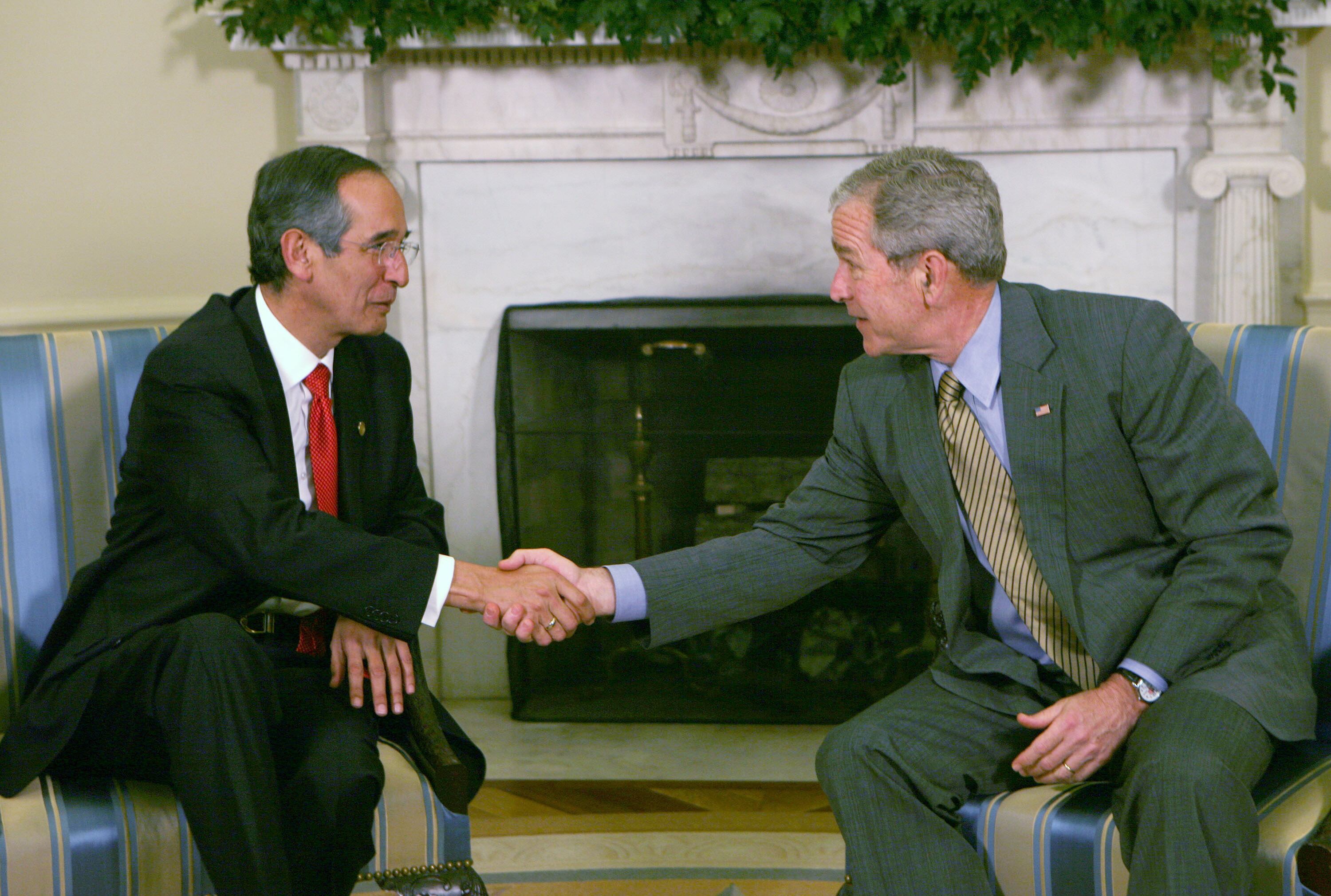 Álvaro Colom junto al expresidente de los  Estados Unidos, George W. Bush.