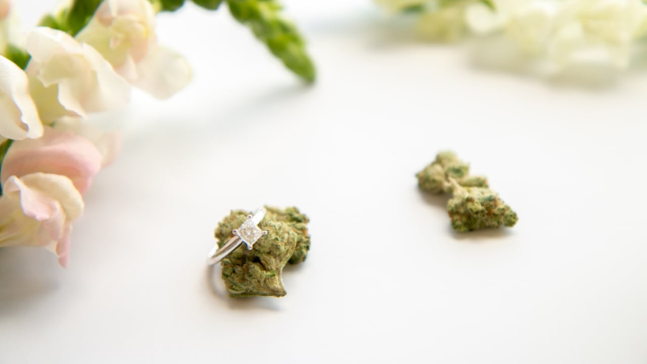 La novia también enfrenta varios cargos, incluida la manipulación de alimentos y la entrega de marihuana.